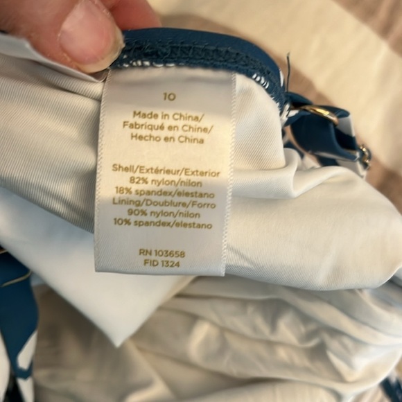 Anne Cole
JUNGLE
FEVER Printed
V-Wire
Ruched One-Piece
Swimsuit
Size 10 - Picture 11 of 15